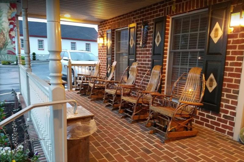 Country Living Inn Smoketown  Exterior photo