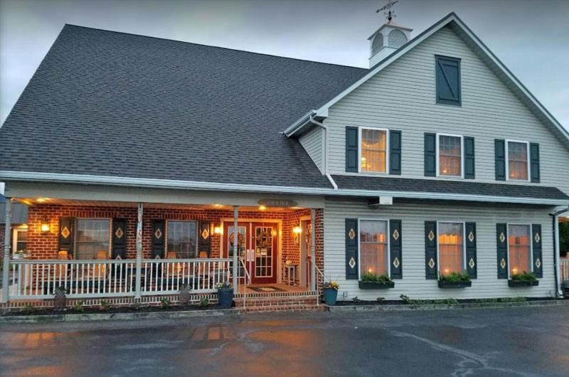 Country Living Inn Smoketown  Exterior photo